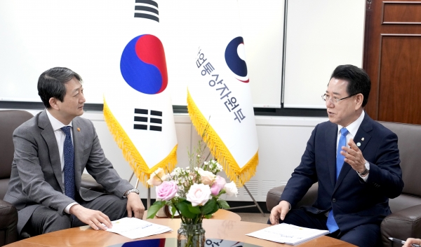 ▲김영록 전라남도지사가 7일 정부서울청사에서 안덕근 산업통상부 장관을 만나 솔라시도 AI 슈퍼클러스터 허브 등 도 현안 해결을 위한 건의를 하고 있다.(사진제공=전라남도)