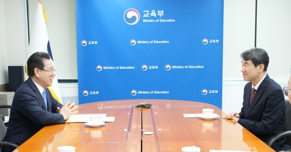 ▲김영록 전라남도지사가 7일 정부서울청사에서 이주호 부총리 겸 교육부 장관을 만나 전라남도 국립의과대학 설립 등 도 현안 해결을 위한 건의를 하고 있다.(사진제공=전라남도)