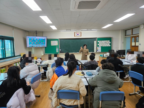 ▲10일 유덕초등학교에서 진행된 ‘학교로 찾아가는 세계시민교육’에서 한 강사가 6학년 학생들에게 세계시민의 개념을 설명하고 있다.(사진제공=광주광역시교육청)