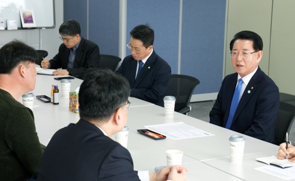 ▲김영록 전라남도지사가 10일 오전 광주에 소재한 ‘12·29 제주항공 여객기 참사 유가족협의회 사무소’를 방문, 유가족협의회 대표단과 면담을 하고 있다.(사진제공=전라남도)