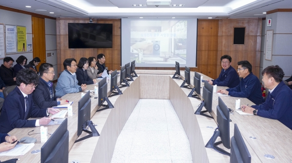 ▲강기정 광주광역시장이 10일 오전 광산구 삼성전자 그린시티 1캠퍼스를 방문해 미국 트럼프 2기 관세 강화에 따른 삼성전자의 대응 전략을 청취하고 협력방안을 논의하고 있다.(사진제공=광주광역시)