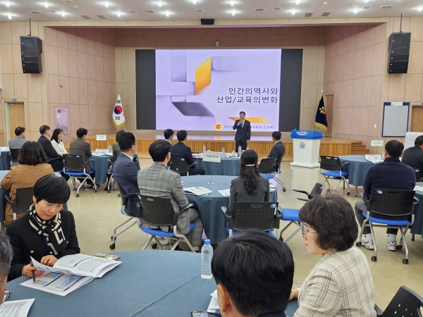 ▲10일 전라남도의회 김정희 교육위원장이 2025. 전라남도교육청 미래교육과 연수에 강사로 출강하여 ‘전남미래교육의 방향’ 강연을 하고 있다.(사진제공=전라남도의회)