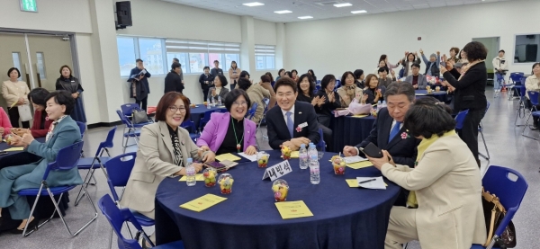 ▲ (사)한국부인회 순천시지회는 10일 오후 2시 순천 생태비즈니스센터 3층 다목적홀에서 제5대 최두례 회장 이임식과 제6대 문미영 회장 취임식을 개최했다.(사진=이기장 기자)