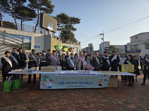 ▲보성교육지원청은 11일 신학기 등굣길 학교폭력 예방 캠페인을 실시했다.(사진제공=보성교육지원청)