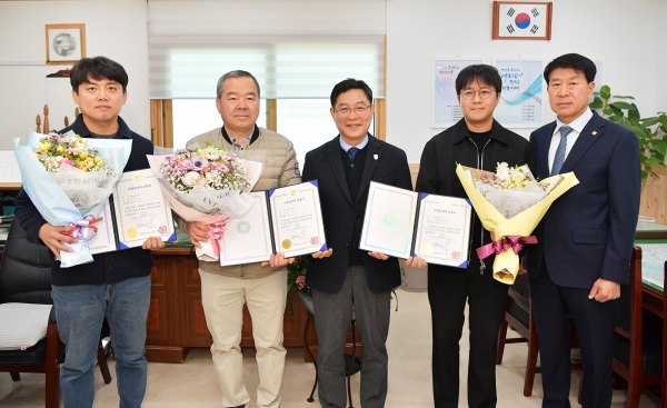 ▲담양군은 ‘2025년 전라남도 모범납세자’로 선정된 법인 1개소, 개인 2명에 대한 증명서 수여식을 진행했다.(사진제공=담양군)