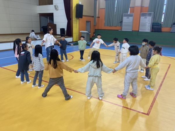 ▲건강한 돌봄놀이터 신체활동 프로그램에 참여하고 있다.(사진제공=보성군)