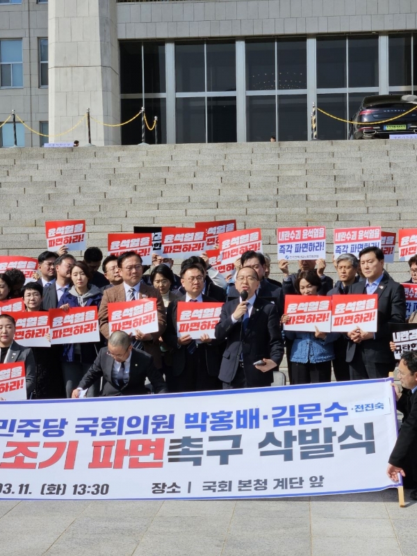▲더불어민주당 김문수 국회의원이 박홍배·전진숙 국회의원과 함께, ‘헌재의 조속한 윤석열 파면을 촉구’하는 삭발을 단행했다.(사진제공=김문수 의원실)