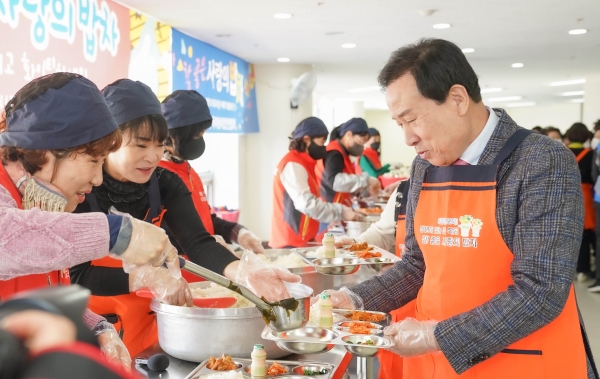 ▲박홍률 목포시장이 ‘참! 좋은 사랑의 밥차’에서 배식 봉사하고 있다. (사진제공=목포시)