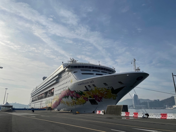 ▲미국 노르웨지안 크루즈 라인(NCL) 선사의 ‘노르웨지언 스카이(Norwegian Sky)호’가 12일 오전 여수항에 입항했다.(사진제공=여수시)