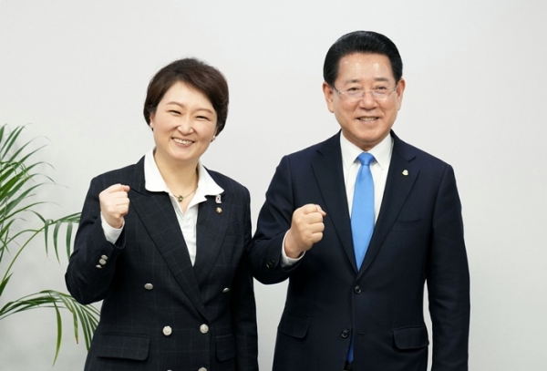 ▲김영록 전라남도지사가 12일 서울 국회에서 이언주 더불어민주당 최고위원을 만나 도 현안 해결을 위해 국회 차원의 협조를 요청하고 있다.(사진제공=전라남도)