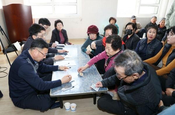 ▲금산면 상하촌마을 민생회복지원금 지급(사진제공=고흥군)