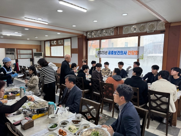 ▲곡성군보건의료원장은 12일 곡성군 공중보건의사와 함께 간담회를 진행했다.(사진제공=곡성군)