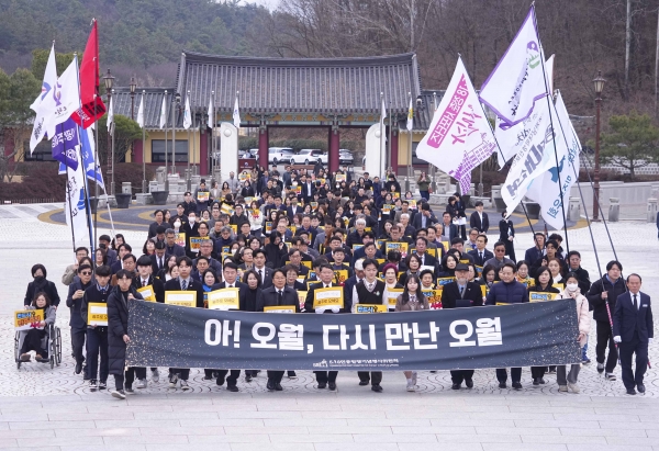 ▲강기정 광주광역시장이 12일 오전 북구 국립5·18민주묘지 에서 열린 '제45주년 5·18민중항쟁기념행사위원회 출범식'에 참석해 오병윤 상임행사위원장 및 행사위원장단과 참배를 위해 추모탑으로 이동하고 있다.(사진제공=광주광역시)