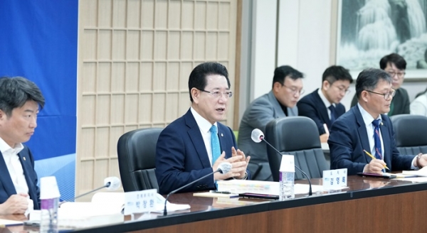 ▲김영록 전라남도지사가 13일 도청 서재필실에서 ‘2026년 국고건의 신규사업 보고회’를 주재하고 있다.(사진제공=전라남도)