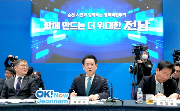 ▲김영록 전라남도지사가 13일 순천시 어울림체육센터 다목적체육관에서 ‘순천시 정책비전 투어’ 토론을 주재하고 미래 신산업 육성 등 지역 발전에 대한 의견과 제안에 대한 질문에 답변하고 있다.(사진제공=전라남도)