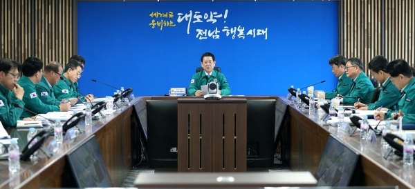 ▲김영록 전라남도지사가 14일 오전 도청 재난상황실에서 영암군 한우농장 구제역 발생에 따른 긴급 방역대책 점검 회의를 주재하고 있다.(사진제공=전라남도)