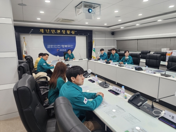 ▲군청 재난안전상활실에서 열린 구제력 대응 중수본회의(사진제공=무안군)