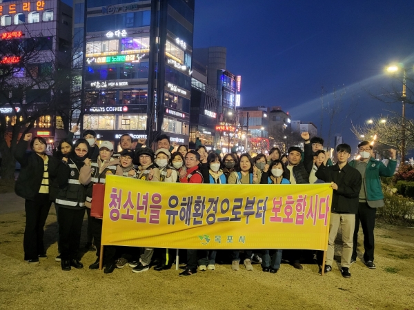 ▲목포시가 지난 13일 평화광장 일대에서 ‘개학기 청소년 유해환경 합동점검 및 예방 활동’을 실시했다.(사진제공=목포시)