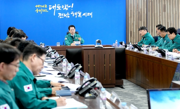 ▲김영록 전라남도지사가 17일 오전 도청 재난종합상황실에서 실·국장 및 영상으로 연결된 시군 부단체장, 관련 기관장들이 참석한 가운데 구제역 확산 방지 긴급 방역 대책 점검 영상회의를 주재하고 있다.(사진제공=전라남도)