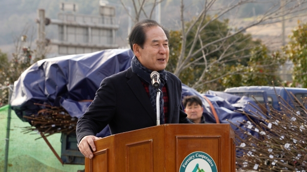 ▲진도군과 진도군산림조합은 제80회 식목일을 기념하고 나무 심기 문화를 확산하기 위해 17일 산림조합 나무 시장에서 ‘2025년 나무 나눠주기 행사’를 개최했다.(사진제공=진도군)