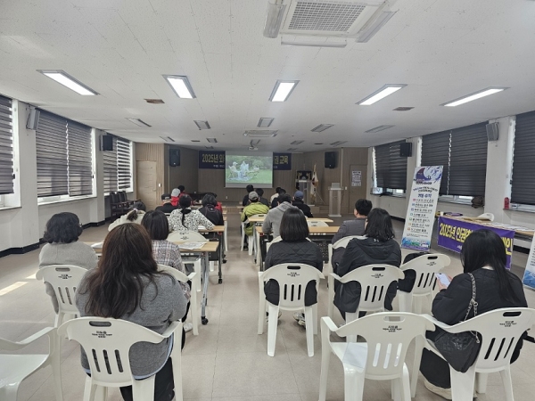 ▲지도읍사무소에서 감염병 예방 교육하는 모습(사진제공=신안군)