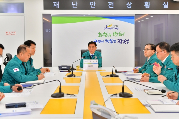 ▲17일 구제역 방역대책회의를 주재하고 있는 김한종 장성군수(사진제공=장성군)