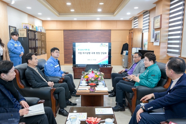 ▲노관규 순천시장이 율촌산단에 위치한 달성(주) 기업을 방문해 현장 간담회를 하고 있다.(사진제공=순천시)