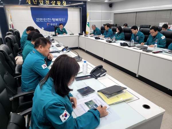 ▲군청 재난안전상황실에서 정현수 부군수 주재로 열린 구제역 확산 방지 재난안전대책본부 2차 회의 모습(사진제공=무안군)