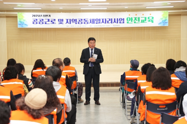 ▲승달문화예술회관 소강당에서 진행된 상반기 재정지원 일자리사업에서 인사말을 하고 있는 김산 무안군수(사진제공=무안군)