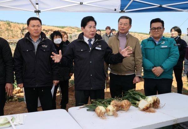 ▲공영민 고흥군수가 지난 17일 금산면 대흥리 양파밭에서 양파 재배 현황과 농민들의 어려움을 청취하고, 농업정책에 대한 의견을 나누고 있다.(사진제공=고흥군)