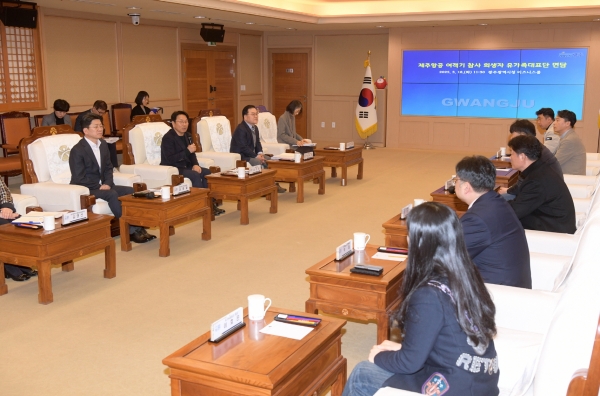 ▲강기정 광주광역시장이 18일 오전 시청 비즈니스룸에서 제주항공 여객기 참사 희생자 유가족대표단과 면담을 하고 있다.(사진제공=광주광역시)