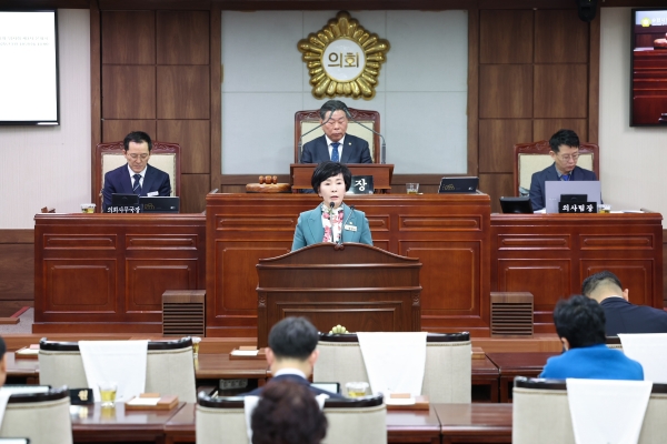 ▲장경순 순천시의원이 18일 제285회 임시회 제1차 본회의에서 「내란수괴 윤석열 파면 촉구 결의안」을 발의했다.(사진제공=순천시의회)