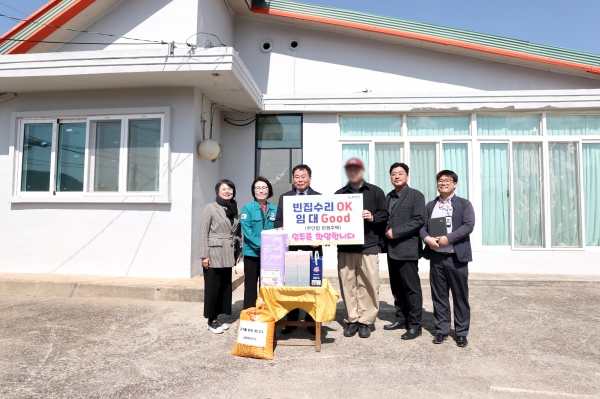 ▲삼향읍 맥포리 빈집 입주 환영식에 참석해 입주민과 기념 촬영을 하고 있는 김산 무안군수(사진제공=무안군)