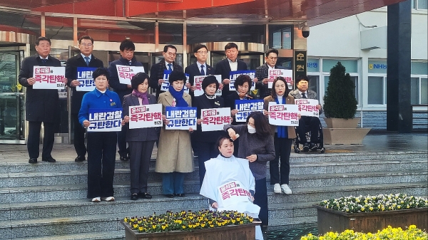 ▲김미연 순천시의원이 18일, 순천시청 정문 앞에서 윤석열 대통령에 대한 헌법재판소의 조속한 파면 결정을 촉구하며 삭발을 하고 있다(사진=이기장 기자)