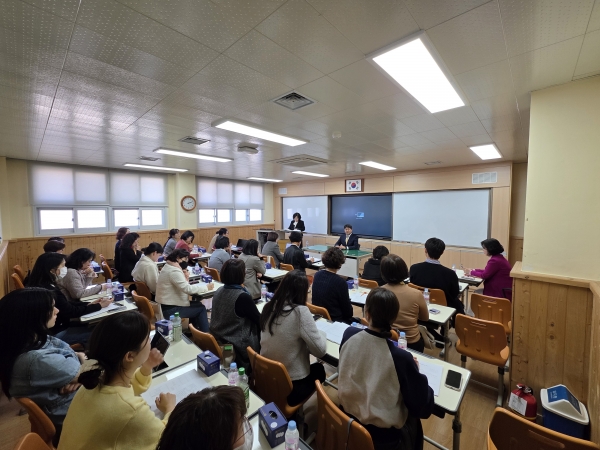 ▲지난 14일 나주교육지원청에서 ‘학교급식 제도 개선 및 발전 방향’을 주제로 한 영양교사 협의회가 진행되고 있다.(사진제공=전라남도교육청)