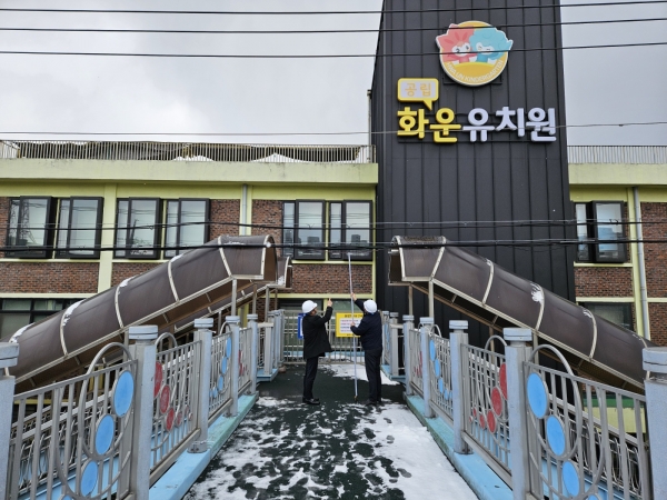 ▲광주 화운유치원 앞 육교에서 전선과 육교 거리를 측정하고 있는 광주시교육청 직원들(사진제공=광주광역시교육청)
