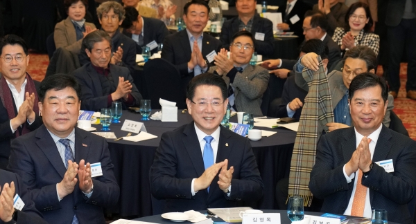 ▲김영록 전라남도지사가 19일 광주 무등파크호텔에서 열린 한국산학협동연구원 ‘제263회 산학협동포럼’에서 ‘더 위대한 전라남도를 향한 힘찬 도약’이란 주제로 강연을 마친 뒤 참석자들과 기념촬영을 하고 있다.(사진제공=전라남도)