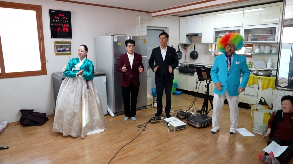 ▲진도군 보건소는 관내 어르신들의 음악 활동에 대한 높은 수요를 고려해 올해 신규사업으로 ‘씽씽 노래교실’을 추진하고 있다.(사진제공=진도군)