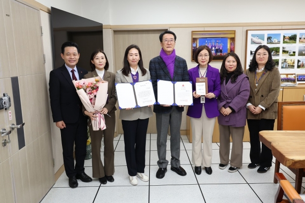 ▲19일 신안군이 희망2025나눔캠페인 우수 지자체로 선정되어 전남사회복지공동모금회로부터 감사장 받고 기념 촬영을 하고 있다.(사진제공=신안군)