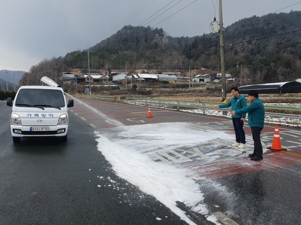 장흥군은 연접 지역에 구제역이 확산함에 따라 방역태세를 강화하는 한편 긴급 현장점검을 실시했다