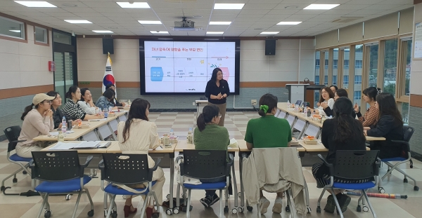 ▲‘자녀 양육법’과 관련한 학부모 집단상담이 진행되고 있다.(사진제공=전라남도교육청)