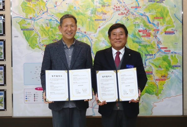 ▲곡성군과 남원시에 있는 친절한신경외과의원은 지난 18일 상호 협력을 통한 공동 발전을 도모하기 위해 의료지원 업무협약을 체결했다.(사진제공=곡성군)