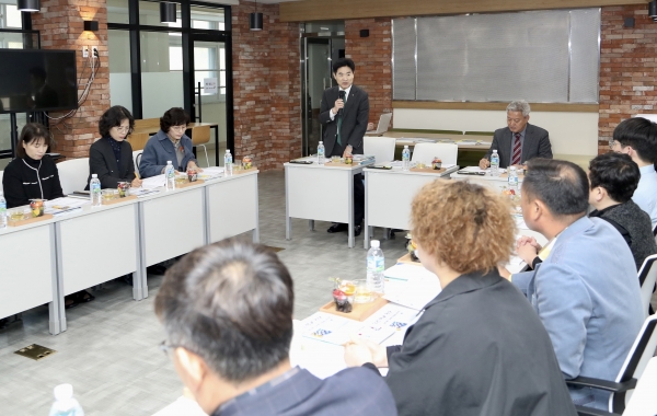 ▲김대중 전남교육감과 보성고등학교 교육가족들이 고교학점제 내실화 방안을 논의하고 있다.(사진제공=전라남도교육청)