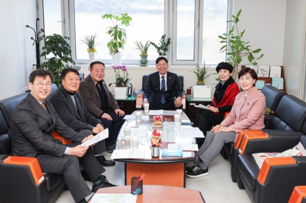 전라남도의회는 19일 전라남도의회 2층 초의실에서 제5기 의정자문위원회 전제 회의를 개최한 가운데 김정희(사진 가운데) 교육위원장과 기념촬영했다(사진=이기장 기자)
