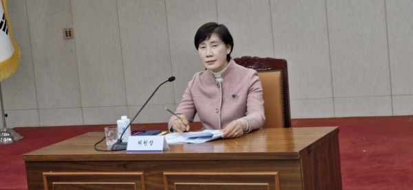 ▲전라남도의회는 19일 전라남도의회 2층 초의실에서 제5기 의정자문위원회 전제 회의를 개최한 가운데 김미영 위원장이 인사말을 하고 있다(사진=이기장 기자).