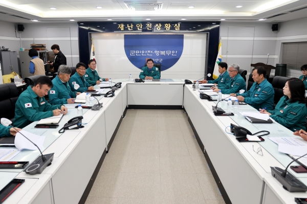 ▲구제역 확산 방지 회의를 주재하고 있는 김산 무안군수(사진제공=무안군)