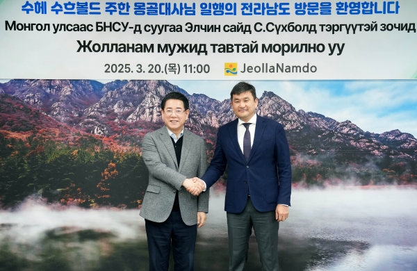 ▲김영록 전라남도지사가 20일 도청 접견실에서 전남도를 방문한 수헤 수흐볼드 주한 몽골대사와 면담을 마친 뒤 기념촬영을 하고 있다.(사진제공=전라남도)