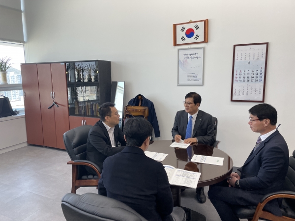 ▲20일 이상익 함평군수가 행정안전부와 기획재정부를 방문해 핵심 사업 추진을 위한 중앙투자심사 대상 사업을 설명하며 특별교부세와 국비 지원을 요청했다.(사진제공=함평군)