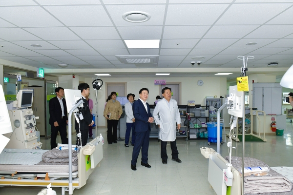 ▲정기명 여수시장이 지난 20일 여수제일병원을 찾아 비상 진료체계를 유지하고 있는 현장 의료진을 격려했다.(사진제공=여수시)