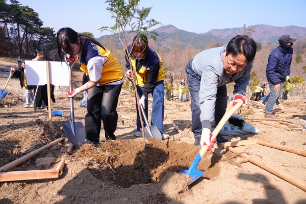 ▲강기정 광주광역시장이 제80회 식목일을 앞두고 21일 광주시 지방정원 제1호 광주호호수생태원에서 자원봉사자 및 직원들과 나무를 심고 있다.(사진제공=광주광역시)